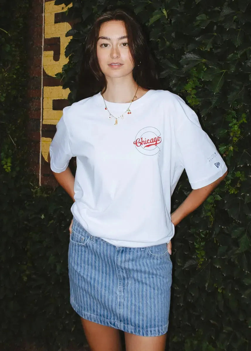 Chicago Cubs X Alice & Wonder Hey Chicago Oversized White Tee Short Sleeve Tees NEW ERA CAP COMPANY INC